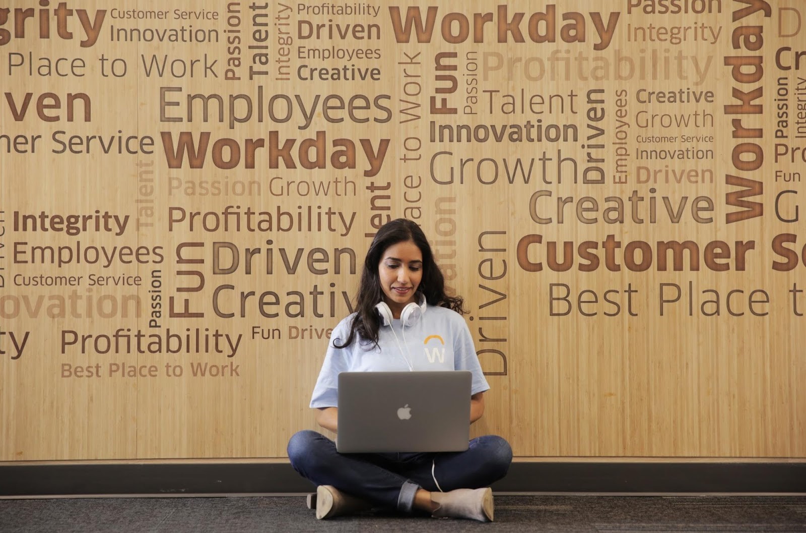 woman sitting crossed let with laptop